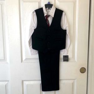 LIKE NEW Van Heusen Boy 4-pc. Suit Set